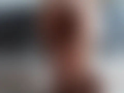 Was wäre, wenn ich mich so vor dich hinknien und mich am Bett abstützen würde? Was würdest du tun? Komm näher zu mir und zeig es mir, hm? Würdest du mir auf den A***h hauen, mich an den Haaren packen,