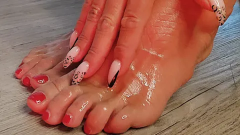 Your goddess’s oily feet 👣