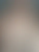 Bei diesem Kleid rutscht echt immer der Ausschnitt runter…. Ich habe mittlerweile aufgehört ihn immer wieder hochzuziehen. Ein schöner Bikini oder BH drunter zu sehen hat doch auch was, oder?😝🍒
