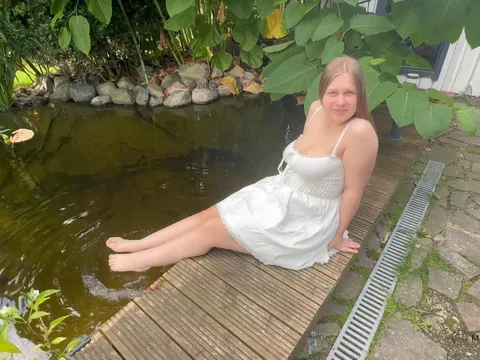 A hot blowjob by the pond ends with a**l s*x and a c******e😈