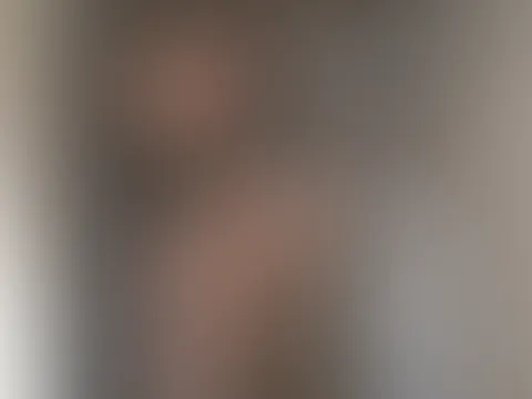 Nur bekleidet in meinem Camouflage Rock stieg ich die Dachboden-Leiter hinauf 😘 Dabei verrutschte der Rock und präsentiert dir neben meinen heißen Brüsten - meinen Poansatz 😅  Was man nicht alles da
