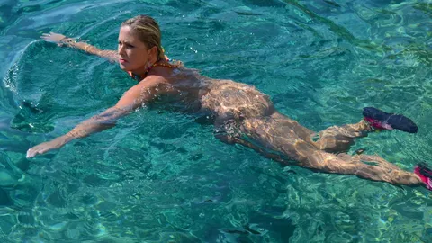 Nackt schwimmen in einer einsamen Bucht