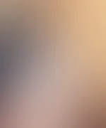 Ich sitze hier, eigentlich mitten bei der Arbeit… und mein Kopf macht einfach nicht mit.Jeder Atemzug fühlt sich zu heiß an, jeder Gedanke rutscht in eine Richtung, die ich mir verbieten sollte.... I