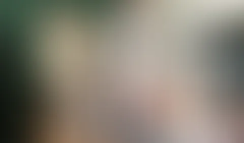 Teen in süßem Cosplay besorgt es sich Doggy am Spiegel!!