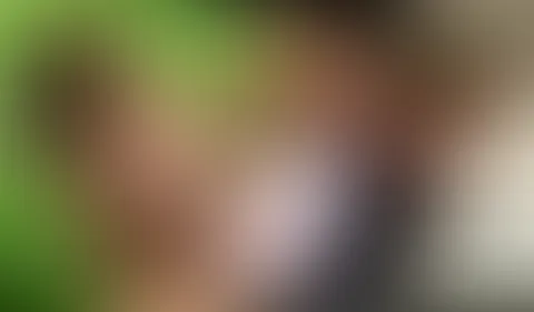 Notgeile MILF SQUIRTET in der Livecam. Alles wird zur P***ySaft Pfütze.