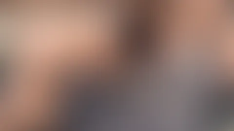 Nackte baumelnde Titten in Doggy Stellung