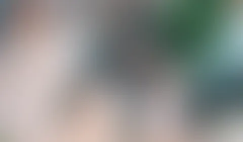 freche Catsuit Lady gibt ihrem besten Freund einen extrem heißen Blowjob