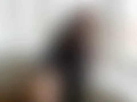 Manchmal genügt schon ein Blick über die Schulter eines anderen, um die wildesten Fantasien zu wecken… 😏 Was geht dir gerade durch den Kopf? 💋❤️