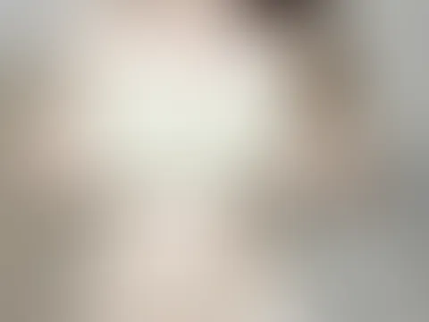 Naaaa möchtest du mal schauen was sich unter meinen Alltagsklamotten verbirgt? 😈