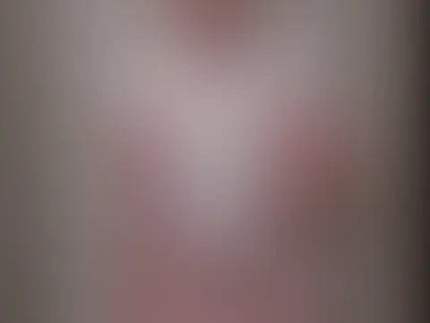 Duschen im weißen Shirt💦👀 Einige haben sich gewünscht ich soll doch mal bitte in einem weißen Shirt unter die dusche😋 und ja ich habs gemacht😁 Wie findest du den anblick? Gefällt es dir weil geil