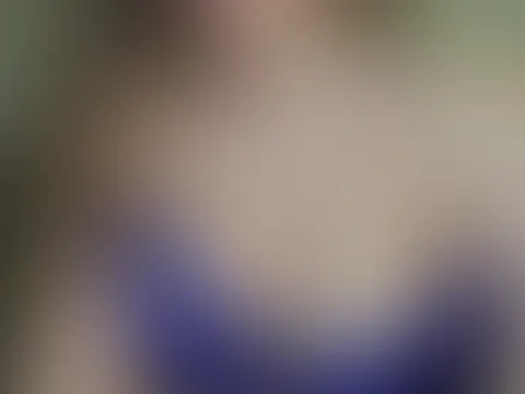 I’m feeling generous… but only good boys get my attention. Ich bin heute in großzügiger Stimmung… aber nur brave Jungs bekommen meine Aufmerksamkeit.