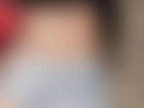 Ziehst du mir das Shirt komplett hoch?đ Im Abo findest du mehr davon đ