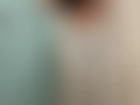 Ups, da habe ich wohl ganz heimlich die Kamera aufgestellt und mich ausgezogen. Ich weiß, du bist neugierig und willst wissen, was sich unter meiner Arbeitskleidung versteckt! 🤫👩🏼⚕️