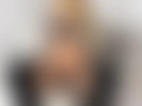 Schwarze Spitze. Hohe Lederstiefel. Mehr braucht es nicht. 🖤