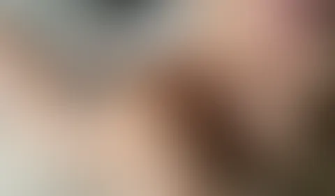 Schon verrückt, wie man manchmal aufwacht… und diese freche, kribbelnde Lust direkt im ganzen Körper spürt 😏🔥