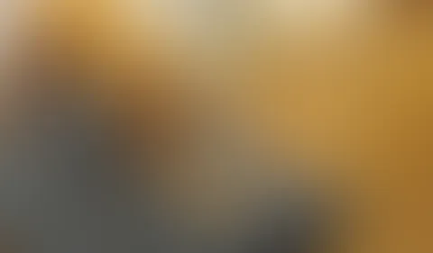 Ich öffne meine Beine weit, spüre den Dehnungsschmerz und genieße es. Mein nackter Körper ist voller Spannung, jeder Blickwinkel zeigt mehr. Ich liebe es, mich so frei zu zeigen… Magst du es, wenn Fra