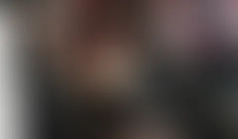 Zwei Herrinnen spielen mit ihren zwei Sklaven