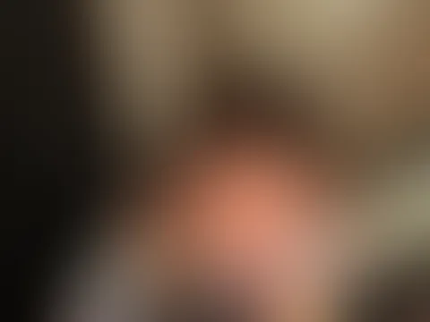 Ich kleine S******e knie da so vor ihm mit offenem Mund und warte darauf das er mir gibt was ich so gerne will 😜💦💦 und ich meine nicht sein Cum😋 Ich wisst was ich meine oder? 🍾 Wer das Video sehe
