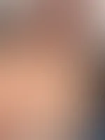 Meine Hände halten gerade noch alles verdeckt… aber wie lange wohl noch? 👀 Wenn du mich wirklich ganz sehen willst, weißt du, wo du klicken musst. 💦🔥