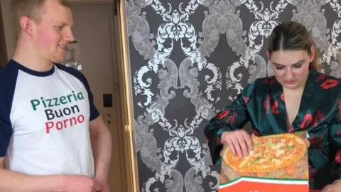 Wo ist die extra dicke Wurst auf meiner Pizza? Pizzabote muss herhalten.