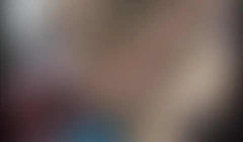 Nora ist zu Besuch in unserer Girl-WG und wir haben einen heißen Ritt geplant. Facesitting der Extraklasse ist angesagt. Zu Dritt reiten wir sie richtig gut zu.