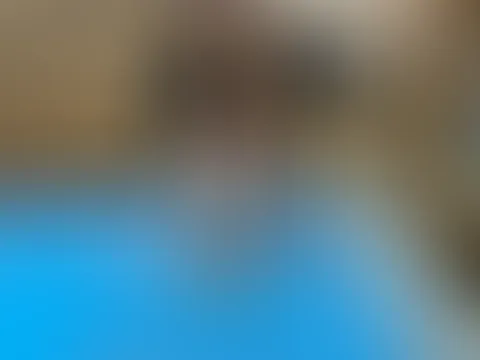 Warmes Wasser, Seide, die sanft über die Haut gleitet, und eine Stimmung, die einen dazu bringt, jemanden langsam in den Wahnsinn zu treiben 😏 Ich liebe solche Momente … wenn schon ein einziger Blick