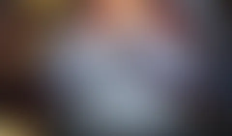 Wachs über Brüste laufen lassen