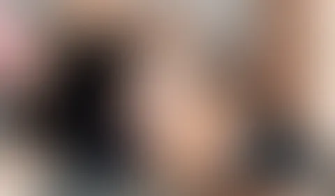 Meine feuchte P***y hätte noch Lust auf ein bisschen Spaß, bevor ich zur Arbeit losmuss. Ich liege hier leicht bekleidet auf dem Sofa und lad dich ein🥵