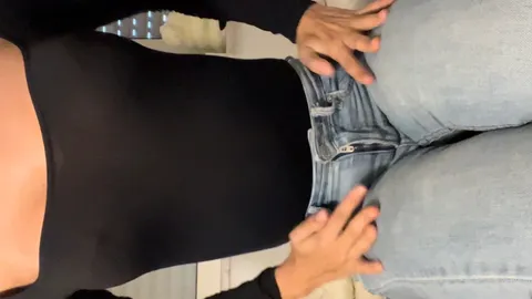 Heimlich im Nebenzimmer an mir spielen😏