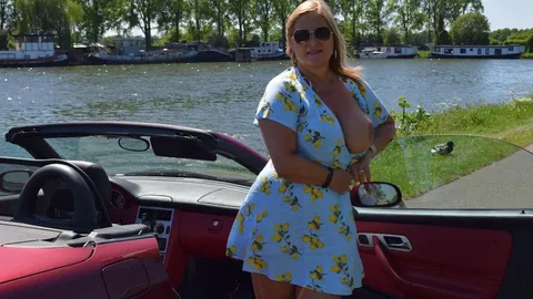Ohne Höschen mit dem Cabrio unterwegs