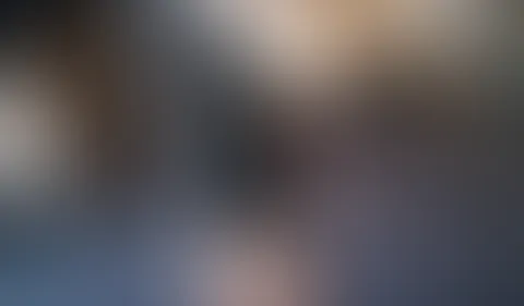Latexschlampe bläst in Handschellen!