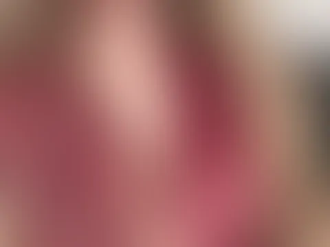ich bin noch lange nicht fertig mit dir. Die Sonne steht hoch, aber ich bringe die Hitze heute ganz alleine mit… ☀️💋 Willst du sehen, wie ich mich bewege, wenn ich weiß, dass du zuschaust? Bleib dran