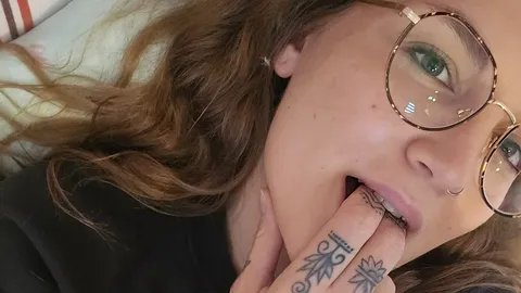 Willst du sehen, wie ich es mir mit meinem Massagestab ein wenig besorge? :P
