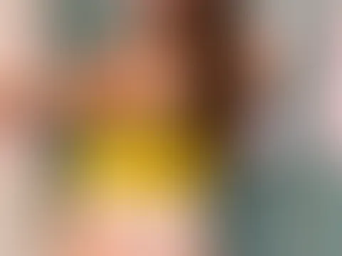 Was dieses gelbe Kleid alles schon gesehen hat. Viele Reisen mitgemacht :-) Liebe Grüße und einen erholsamen Sonntag Abend