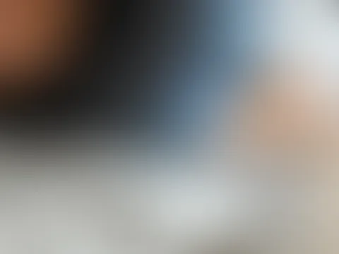 Gemütliche Vibes direkt aus dem Bett 💙 Kleiner Einblick für euch – völlig kostenlos auf meinem Feed! Welches Detail fällt euch als Erstes auf? 🌹👀 Zeigt mir etwas Liebe: 💬 Like da lassen, wenn dir 