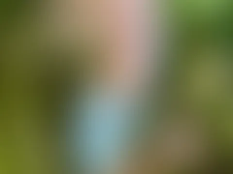 Mein harter Nippel sieht man deutlich. Ich trage nur eine kurze Latzhose und trage nichts darunter…