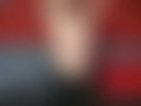 Ich bin bereit, dir einen einzigartigen Schnappschuss zu zeigen, der pure Energie, heiße Kurven und ein aufregendes Setting ausstrahlt. Mit meinem strahlenden Blick, nackten Brüsten, rasierten Achseln