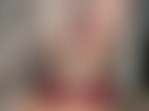 Schülerin besorgt es sich vor dem Direktor auf dem Tisch 😈🔥