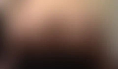 Hast du schon mal gesehen, wie ich meinen Prachtarsch auf einen Dildo bewege?