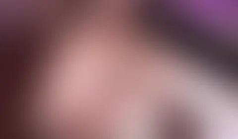 Zum ersten Mal einen Dildo in einen engen Anus eingeführt