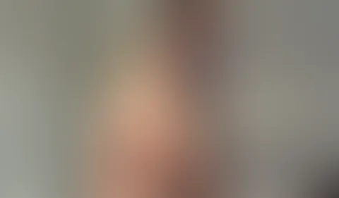 Ich drehe mich langsam um… und fange an, meinen runden, festen A***h direkt vor deinem Gesicht zu reiben 😈 Er ist so weich, warm und saftig, dass du die Hitze bereits auf deinen Lippen spürst. Schau,