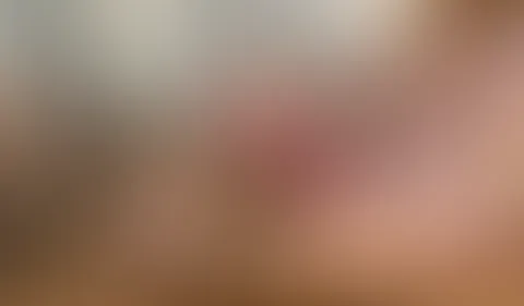 Mit Massagestab und Dildo vor dem Spiegel