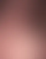 Geilen Abend, mein Süßer… Ich lieg nackt im Bett… meine Titten? So weich und heiß – ganz frisch für deine Fantasien. Ich hab grad dieses eine Bild gemacht… nur für dich. Stell dir vor, du bist hier. M