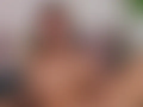Schau mir in die augen während ich mich schön mit dem dildo f**ke! 🥵
