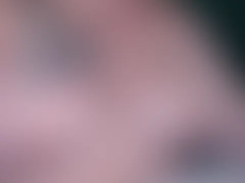 ich liege gerade in einer heißen Badewanne… überall steigt Dampf auf, meine Haut ist nass und warm, und der Schaum verdeckt nur so viel, dass deine Fantasie ganz von allein den Rest übernimmt. Ich leh