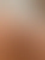 Guten Morgen! Schläfst du nackt? Wie wäre es nackt mit weit geöffneten Fenstern, wo die Nachbarn alles sehen können?