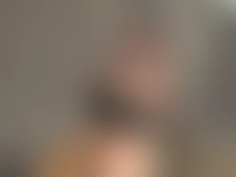 Knie dich vor  mir Sklave! Leck meine feuchte enge S****e!