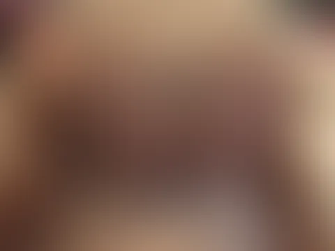 Pack mich komplett aus / verwöhn meine Cherries und xxl Hintern.  Spritz meine P***y und du hast volle Sicht auf meine beiden Löcher. F**k bin ich Geil und besorg es mir mit dem Dildo