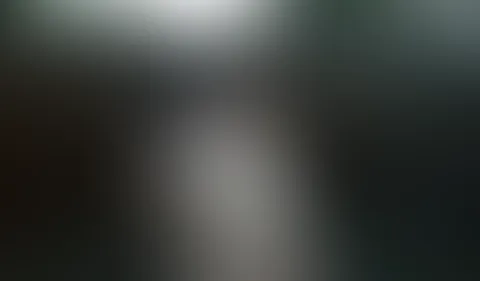 Da komme ich grade aus der Badewanne weil ich mich nach dem p**sen waschen wollte und was macht er? Schickt mich auf den Balkon damit er mich wieder mit seiner warmen p**se einsauen kann. Geil diese N