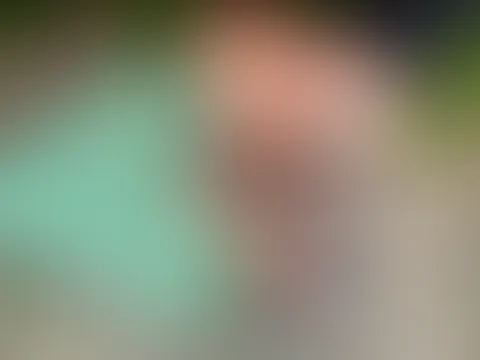 Ich bearbeite Benys S*****z zwischen meinen nackten boobies. Und das auf einem öffentlichen Picknicktisch…